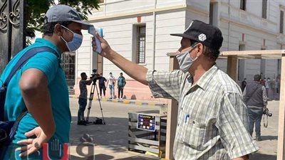 توافد طلاب الثانوية العامة لأداء ثاني أيام الاختبارات التجريبية وسط إجراءات احترازية