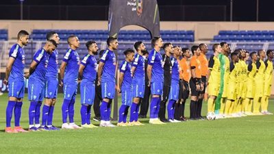 بعد مراوغة من المنافس.. لاعب يعرقل حكمًا في الدوري السعودي | فيديو