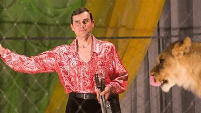 كورونا خلاها شرسة.. لبؤة تنقض على مدربها أمام المتفرجين بسيرك روسي | فيديو‎