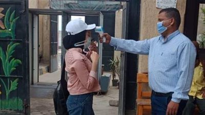 توافد طلاب الثانوية العامة على لجان الامتحان التجريبي بالإسكندرية | صور