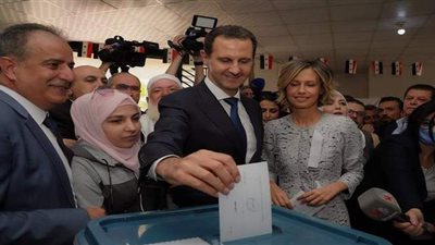 بشار الأسد يدلي بصوته بانتخابات الرئاسة في دوما | صور