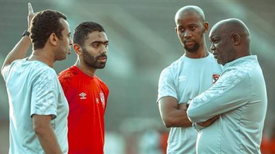 موسيماني يحاضر لاعبي الأهل بالفيديو استعدادا لمواجهة نهضة بركان