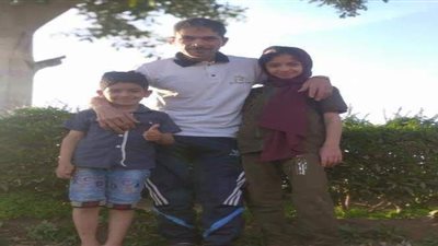 أول صورة لموظف عُثر على جثته ونجليه مخنوقين ببنها