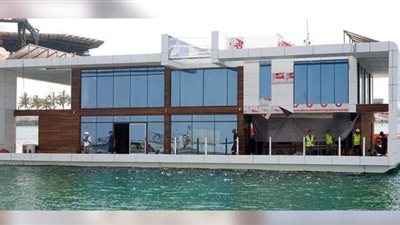 إنزال أول بيت عائم ومتحرك صديق للبيئة إلى الماء في الإمارات