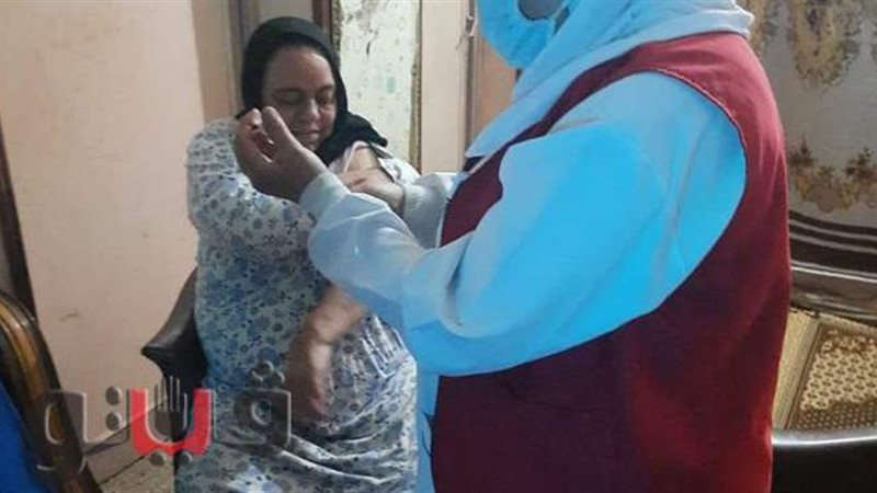 تطعيم أحد المواطنين