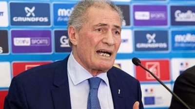 عاملني كطفل.. رئيس لجنة الحكام بالاتحاد الدولي يستقيل بسبب حسن مصطفى