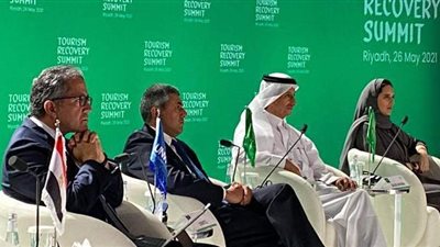 وزير السياحة والآثار يشارك في قمة 