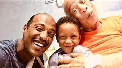 شريف دسوقي يداعب نجل الفنان أمير صلاح في أحدث ظهور بالمستشفى | صور