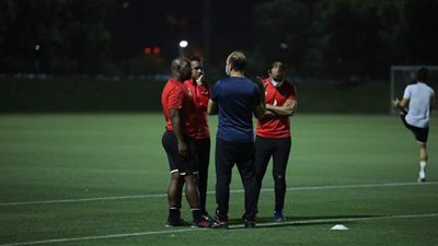 موسيماني يجتمع مع طبيب الأهلي على هامش المران الجماعي