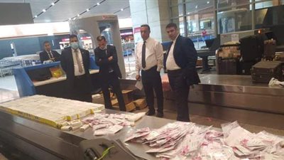 ضبط تهريب 1011 وحدة إرسال واستقبال إنترنت بمطار القاهرة| صور