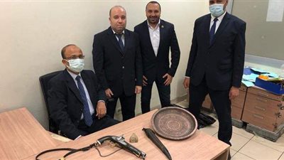 ضبط محاولة تهريب خنجر محظور حيازته وطبنجة أثرية بمطار القاهرة | صور