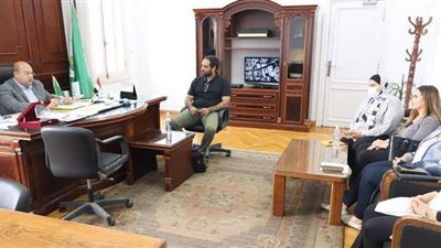 متدربو البرنامج الرئاسي يواصلون مقابلة أهالي عزبة حرب بعمارات حاكم الشارقة | صور