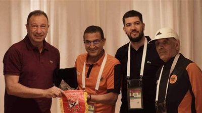 الخطيب يهدي رئيس بعثة نهضة بركان درع وعلم الأهلي