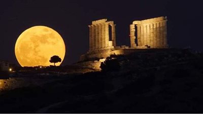 أول صورة من القمر العملاق في اليونان