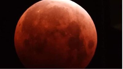 أول صور لخسوف القمر العملاق حول العالم
