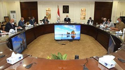 وزير الإسكان يتابع مع مسئولي 