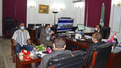 محافظ المنيا يناقش أعمال لجنة تطوير وتنمية الأنشطة بقرى 