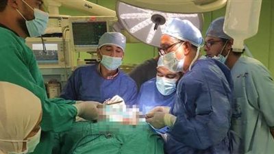 نجاح جراحة دقيقة لاستئصال ضلع زائد برقبة مريض في 