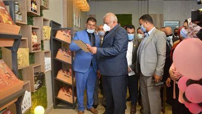 محافظ الوادي الجديد يفتتح أحدث معارض بيع التمور بالخارجة