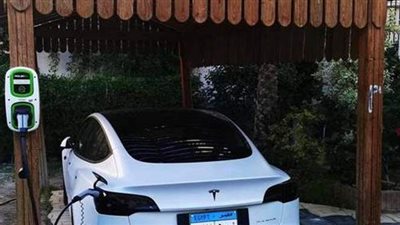 مالك سيارة كهرباء يوفر محطة الشحن الخاصة به للجميع مجاناً