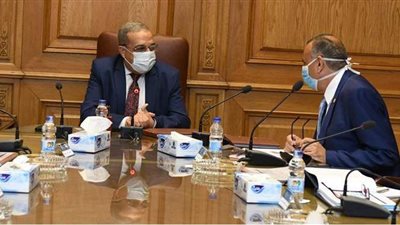 وزير الإنتاج الحربي يناقش مع رؤساء مجالس الشركات موازنة العام المالي 2020 / 2021