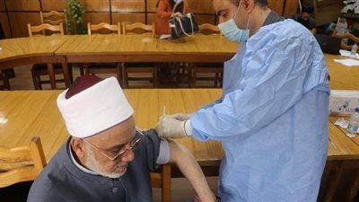 مقرات بجامعة الأزهر لتطعيم العاملين بلقاح كورونا