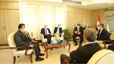 وزير التعليم العالي يلتقي رئيس الجامعة الأمريكية بالقاهرة