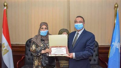 محافظ الإسكندرية يهدي سيدة الميكروباص شهادة تقدير ومكافأة مالية | صور