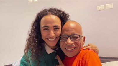 زينب غريب تزور شريف دسوقي في المستشفى