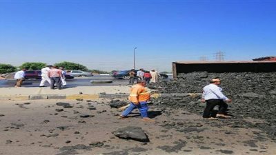 انقلاب سيارة نقل محملة بالبازلت على الطريق الزراعي