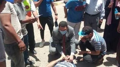 وكيل صحة المنوفية ينقذ شابا بعد بلع لسانه | صورة