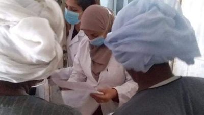 فحص وعلاج أكثر من 900 حالة مرضية في قافلة طبية بقنا