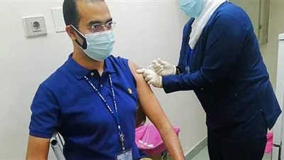 مستشفى مصر للطيران يواصل تطعيم العاملين والركب الطائر