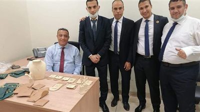 إحباط محاولة تهريب مشغولات ذهبية بحوزة راكب في مطار القاهرة | صور