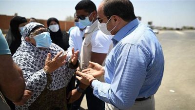 السيسي يتبادل الحديث مع بعض المواطنين بشأن أحوالهم المعيشية ويستمع إلى طلباتهم