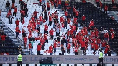 جماهير الأهلي تشعل مدرجات جاسم بن حمد فور نزول اللاعبين قبل مباراة نهضة بركان