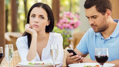 ما بيسبش التليفون من إيده.. سيدة تشعل النار في زوجها