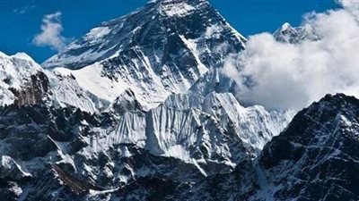 مسن عمره 75 عاما يتسلق أعلى جبل بالعالم