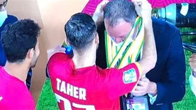 لقطة السوبر.. وائل جمعة بعد منح لاعبي الأهلي ميدالياتهم للخطيب: الأسطورة