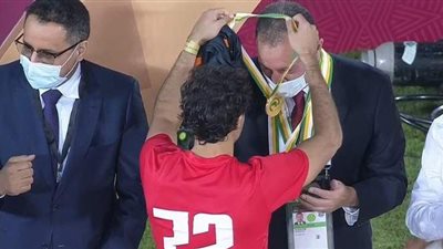 حفيظ دراجي عن منح لاعبي الأهلي ميدالياتهم للخطيب: نادي القرن