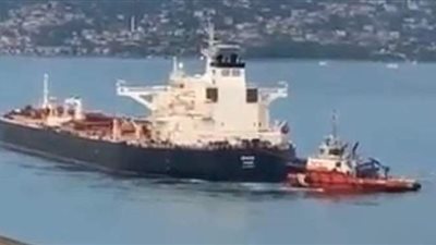 توقف حركة الملاحة في مضيق البوسفور بسبب تعطل ناقلة نفط كبيرة | فيديو