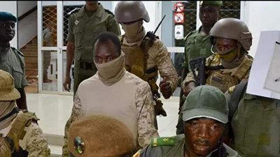 المجلس العسكري في مالي يعرض على معارضين تولي الحكومة