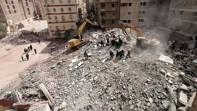 النيابة تأمر بضبط وإحضار متهمة جديدة في انهيار عقار جسر السويس