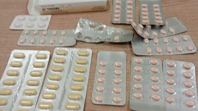 إحباط تهريب أقراص مخدرة بحوزة راكبين بمطار القاهرة | صور