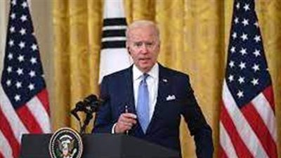 بايدن ينحني على ركبته لالتقاط صورة مع جنود الجيش الأمريكي | فيديو