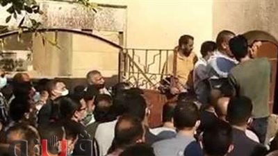 سامي قمصان يحمل نعش والدته إلى مثواه الأخير بالمنوفية | صور