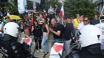 احتجاجات في بلجيكا على قيود كورونا وعمال الصحة يطلبون الدعم