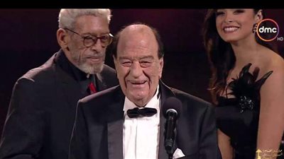 سر تأثر حسن حسني أثناء تكريمه في مهرجان القاهرة السينمائي | فيديو