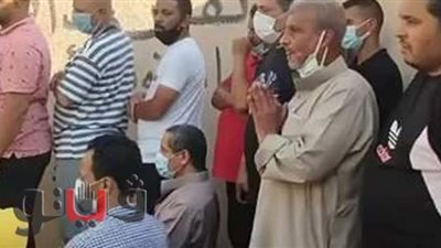 لحظة الدعاء لوالدة سامي قمصان بعد انتهاء مراسم الدفن بمقابر المنوفية l صور