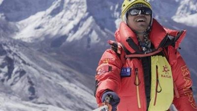 أول ضرير في آسيا يتسلق قمة إيفرست | صور